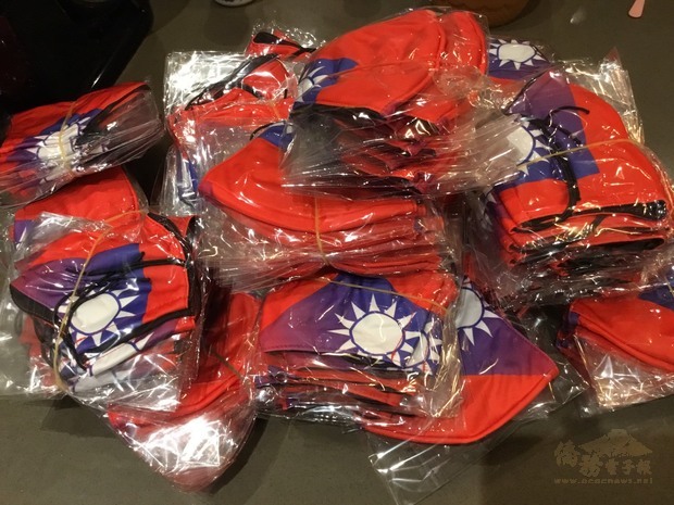 張吳雪娥捐贈國旗口罩協助旅外國人共抗疫情。