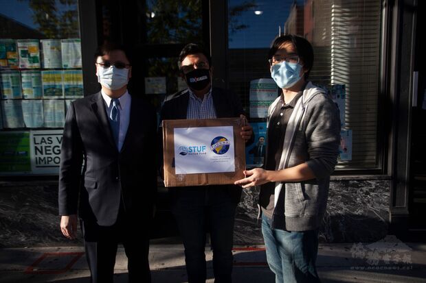 林辛承(右)代表世臺聯合基金會捐贈臺灣製布口罩予芝加哥市第25區。