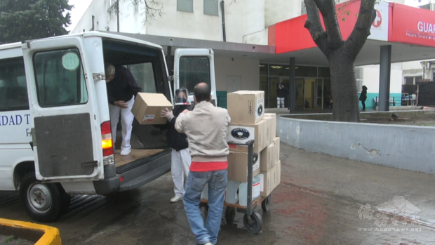 院方派人員幫忙搬運物資。