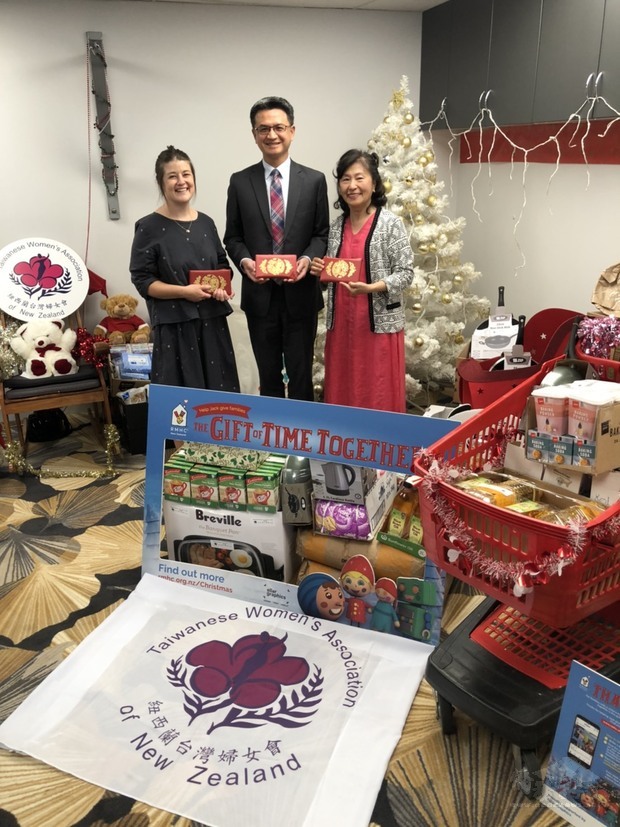 劉永健(中)、黃瑪美(右)捐贈聖誕物資與禮物卡，左為RMHC機構代表人Grace Train。