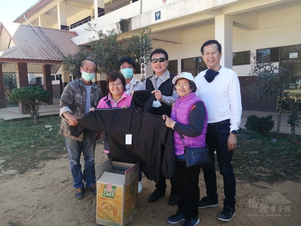 湯宗靜（右2）蔣慶國（右3）向帕黨培英中學校長景泰英（右4）捐助風衣