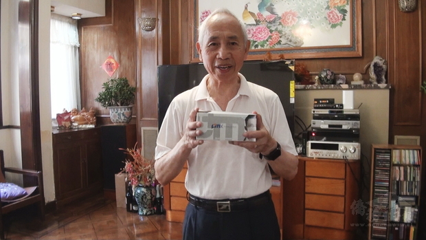 82歲僑胞吳昭庭收到愛心口罩表示這是我們僑胞的幸福