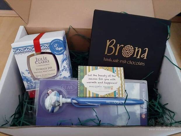 聖誕禮盒購買者實品照（內容物包含Julie Calrke 蠟燭，Brona巧克力，精美小卡和隨機華航小禮）