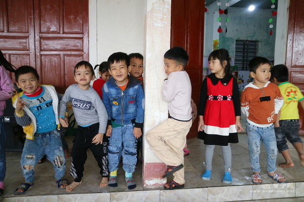 越南台商助河靜幼童上學