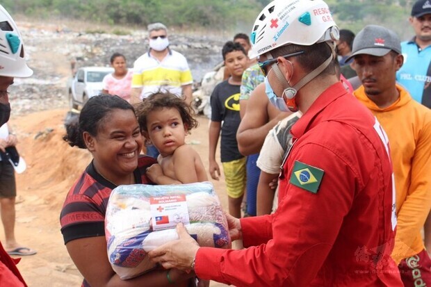 巴西紅十字會工作人員發放物資包裹給北部偏遠地區民眾。