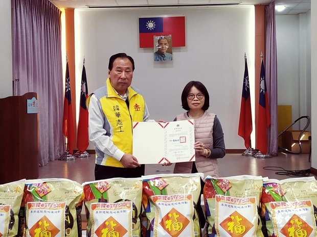 駐韓國代表處僑務組長呂素珍（右）頒發僑委會109年國慶活動感謝狀，由成益昌（左）代表接受。