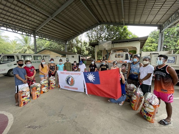 受贈菲律賓臺灣同鄉會捐贈米糧物資之蘇比克AETAS原住民。