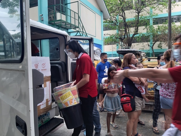 馬尼拉青年分團幹部齊心協力的從卡車上卸下援助物資。