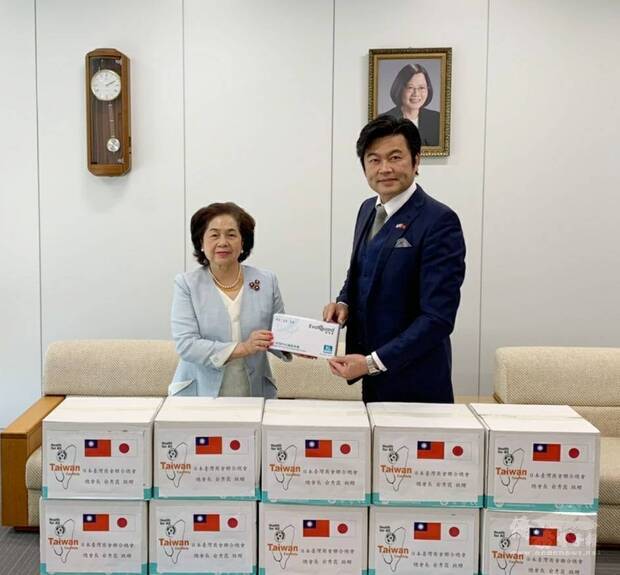 俞秀霞總會長捐贈醫療手套給駐大阪辦事處李世丙處長代表接受