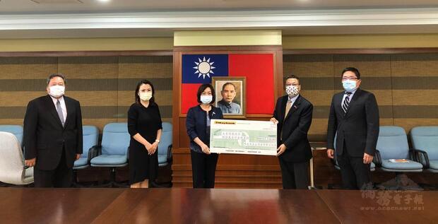 林總會長永昌將捐款模擬支票移交與洪大使慧珠。