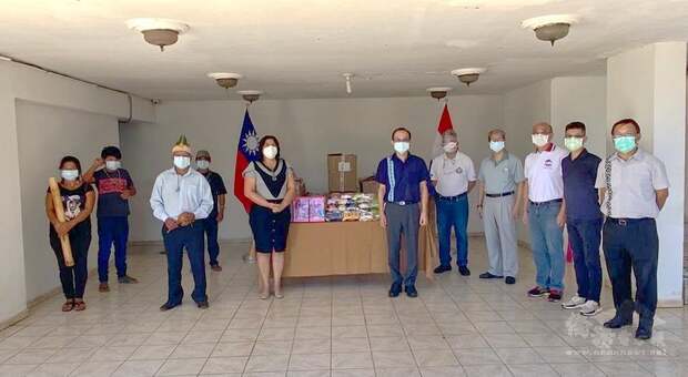 張俊彬總領事帶領旅巴拉圭臺灣僑民代表，捐贈兒童玩具乙批，由Cristina Rojas de Gimenez市議員與來自原住民部落的代表，共同接收此捐贈物資。