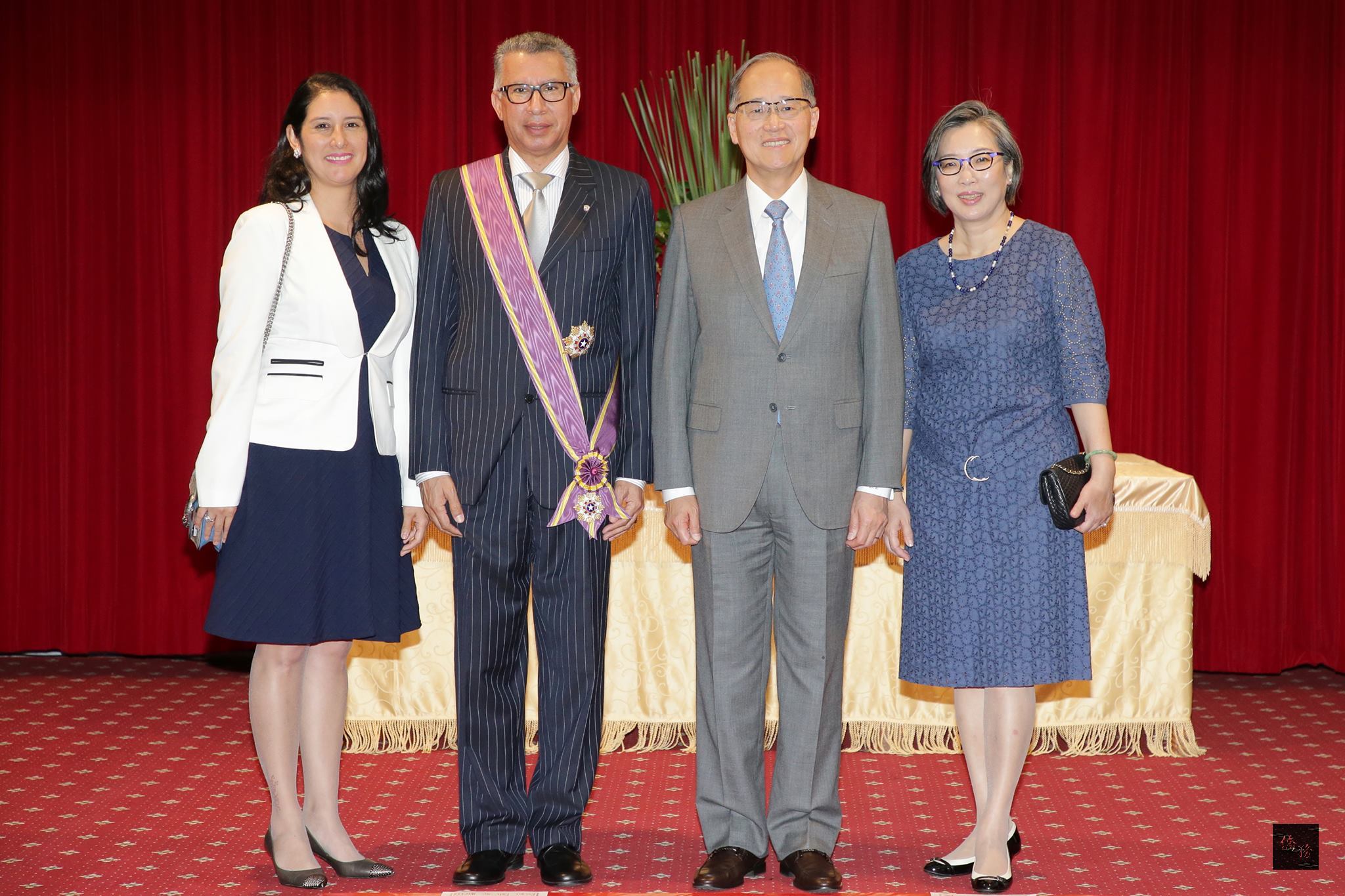 巴拿馬共和國大使馬締斯閣下伉儷（左）與李大維夫婦（右）在贈勳典禮合影。（外交部提供）