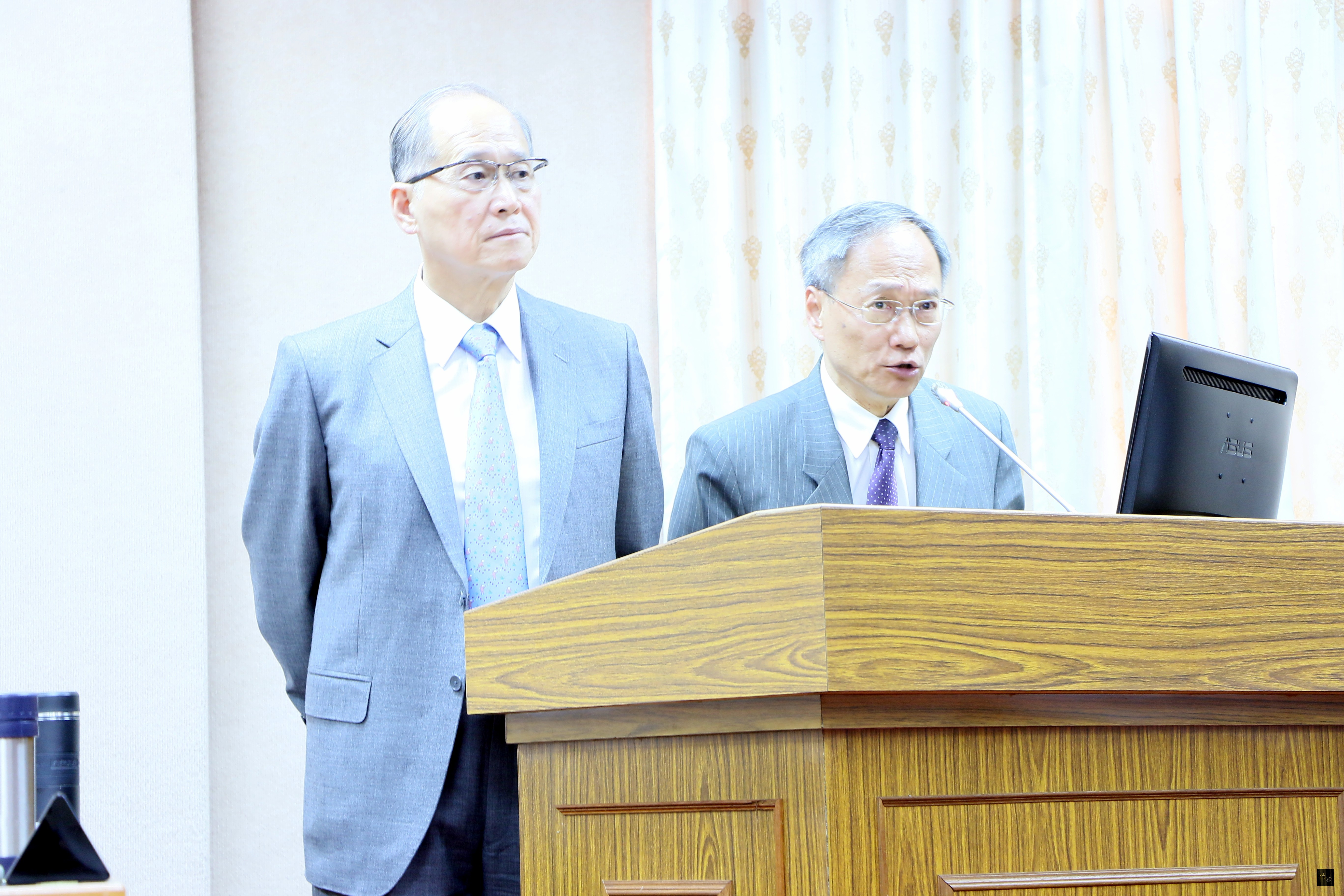 外交部秉持部長李大維（左）所示「雖不樂觀，絕不悲觀，積極爭取，全力以赴」的態度，透過民間和政府的共同合作，將台灣民眾的心聲傳達到國際。
