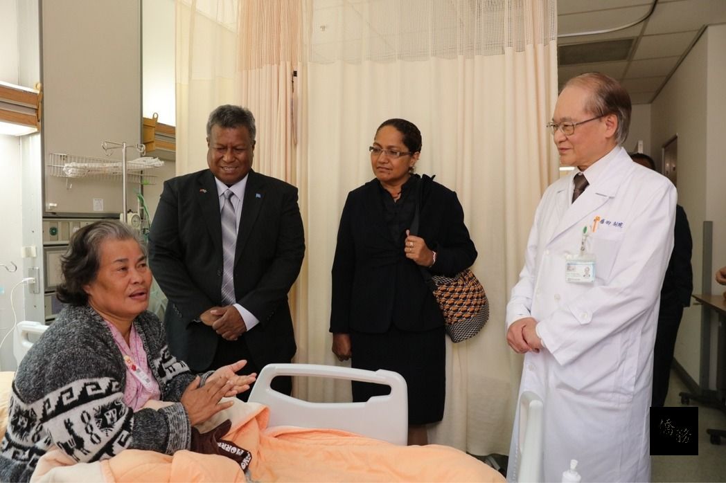 帛琉衛生部長羅伯茲（Hon. Emais Roberts，圖站立左一）今至新光醫院參訪，肯定台灣醫療外交。（圖／新光醫院）