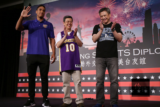 副總統出席「美國在臺協會（AIT）美國獨立紀念日酒會」，與NBA新人王布洛格登（Malcolm Brogdon）相見歡。（總統府提供）