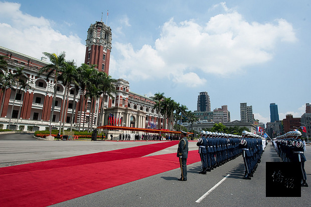 「軍禮歡迎巴拉圭共和國卡提斯總統儀式」，現場鳴放21響禮炮並演奏兩國國歌，向來訪元首致敬。（總統府提供）