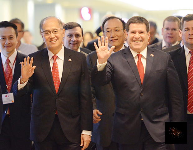 慶祝中華民國與巴拉圭建交60週年，巴拉圭共和國總統卡提斯（Horacio Cartes）（前右）11日下午搭機來台，外交部長李大維（前左）親自前往接機，兩人向媒體揮手致意。