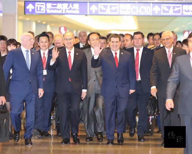 慶祝中華民國與巴拉圭建交60週年，巴拉圭共和國總統卡提斯（Horacio Cartes）（前右二）11日下午搭機抵台，外交部長李大維（前左二）親自前往接機。（中央社提供）