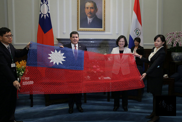 總統會晤巴拉圭共和國總統卡提斯，卡提斯也親贈以巴拉圭當地特殊織法「蜘蛛繡」所織成的中華民國國旗。（總統府提供）