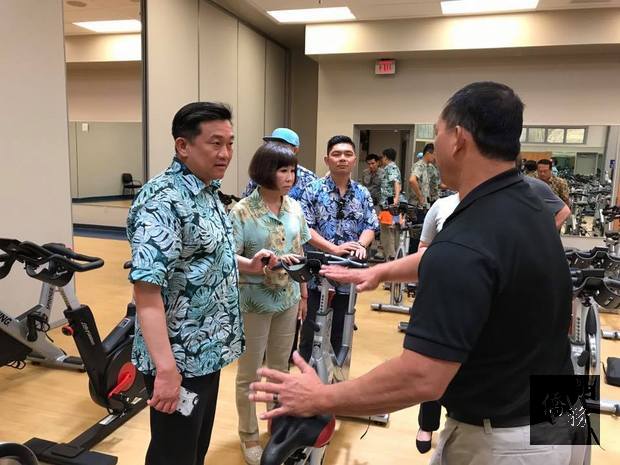 民主進步黨籍立法委員王定宇（左）4日表示，拜訪美軍珍珠港─希卡姆聯合基地的士氣、福利和娛樂體系，對台灣全募兵化後，為打造堅實國防，每個軍區軍團級的規劃，很值得學習。（圖／立委王定宇的臉書https://www.facebook.com/wdy19690305/photos/pcb.10155571510741950/10155571463191950/?type=3&theater）