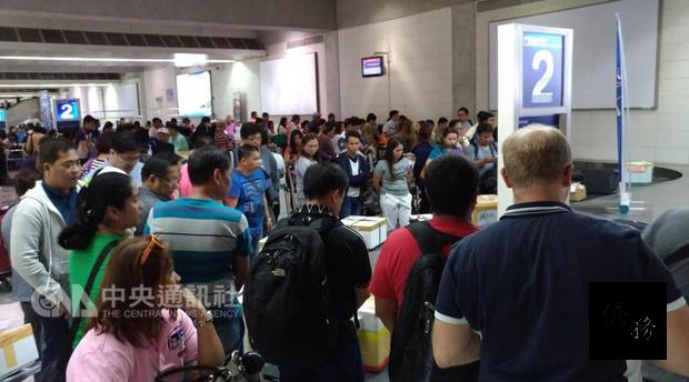 菲律賓旅遊人口近年隨收入提升而增加，為吸引更多菲人赴台觀光，台灣將對菲國旅客試辦14天免簽證措施。圖為馬尼拉國際機場等候行李的旅客。（中央社提供）