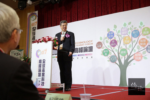 副總統陳建仁28日南下高雄出席「2017全球產業科技高峰論壇」開幕式致詞時表示，將跨部會整合協助產業創新，以布局國際市場，打造台灣成為真正的科技島。（中央社提供）