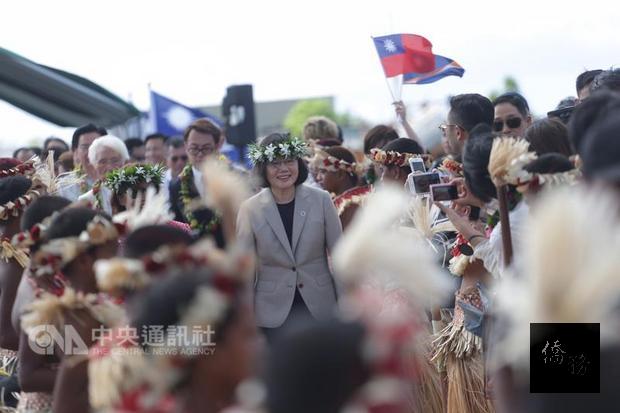 總統蔡英文（中）台北時間28日展開「永續南島，攜手共好」太平洋友邦之旅，30日抵達馬紹爾群島，受到熱烈歡迎。（中央社提供）