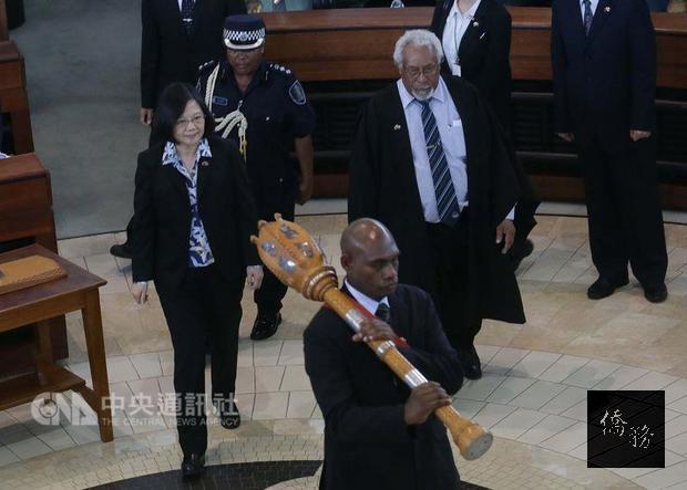 總統蔡英文（左）10月28日展開「永續南島，攜手共好」太平洋友邦之旅，1日晚間抵達此行最後一個訪問國家索羅門群島，索羅門國會議長納煦（Ajilon Nasiu）（右）2日上午邀請蔡總統到國會發表演說。（中央社提供）