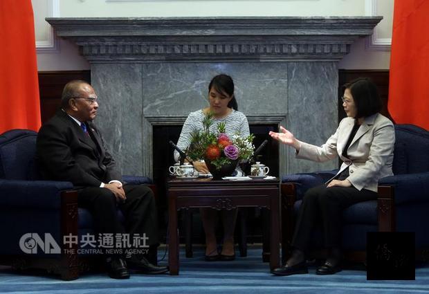 總統蔡英文（右）6日在總統府，接見「吉里巴斯共和國國會議長萬伊（Hon. Tebuai Uaai）（左），感謝吉里巴斯長期在國際場域積極支持台灣。（中央社提供）