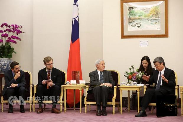 副總統陳建仁（右）7日接見美國夏威夷東西中心「2017亞太新聞獎助計畫」記者團，他說，美國是台灣最堅強國際夥伴，台灣將持續做為美國最緊密且可靠的夥伴，有信心在台美兩國共同努力下，雙邊友好及互惠關係將持續加強。（中央社提供）