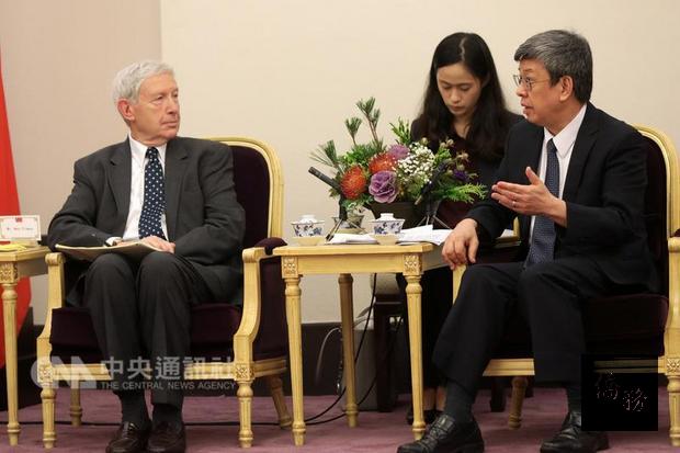 副總統陳建仁（右）7日接見美國夏威夷東西中心「2017亞太新聞獎助計畫」記者團，他說，美國是台灣最堅強國際夥伴，台灣將持續做為美國最緊密且可靠的夥伴，有信心在台美兩國共同努力下，雙邊友好及互惠關係將持續加強。（中央社提供）