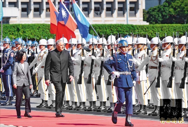 總統蔡英文（左）10日在總統府前廣場，以軍禮歡迎聖露西亞總理查士納（右），檢閱三軍儀隊。（自由時報提供）