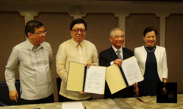 駐菲代表林松煥（右二）與菲律賓駐台代表班納友（左二），在馬卡蒂市簽署台菲投資保障協定，經濟部次長王美花（右）與菲律賓貿工部次長羅多佛出席見證。（中央社提供）