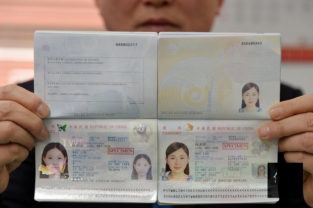 領事事務局護照行政組組長王北平說明，新版第二代晶片護照光是在基本資料頁（第2頁）、內頁第3頁就有多達14項防偽設計，民眾不用擔心內頁第5頁貼上旅遊小叮嚀貼紙的護照會有問題。左為第一代晶片護照。(中央社提供)