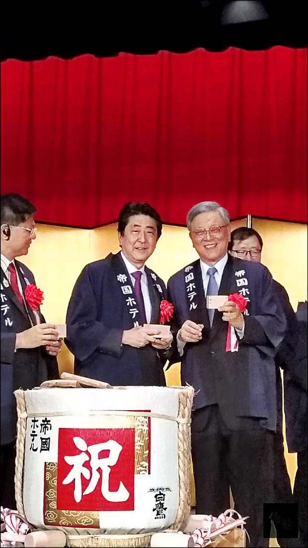 我國無任所大使吳運東（右），赴東京出席日本醫界活動，巧遇日本首相安倍晉三。（吳運東提供）