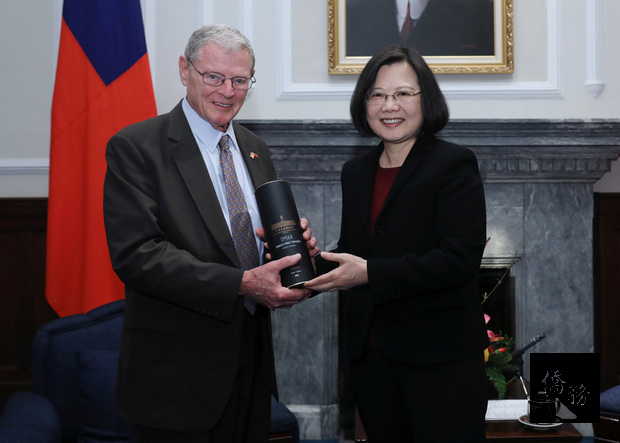 總統蔡英文（右）21日接見美國參議院「台灣連線」共同主席殷荷菲及參眾議員訪問團。她說，台灣將持續找尋更多的合作機會，與美國共同努力維護印太區域的和平與繁榮。（總統府提供）
