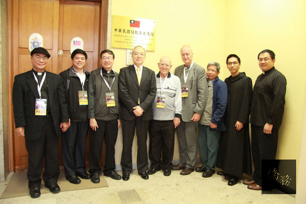 台灣教區的六位慈悲傳教士，前來梵蒂岡參加活動，並拜訪駐教廷大使李世明（左4）。呂若瑟神父（左5）獲教宗接見時，表達期盼教宗訪問台灣。（駐教廷大使館提供）