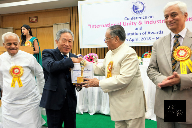駐印度代表田中光（左2）15日在新德里獲印度市民融合和平機構頒發全球成就獎，表彰他在促進台印關係的特殊貢獻與成就。(中央社訊)