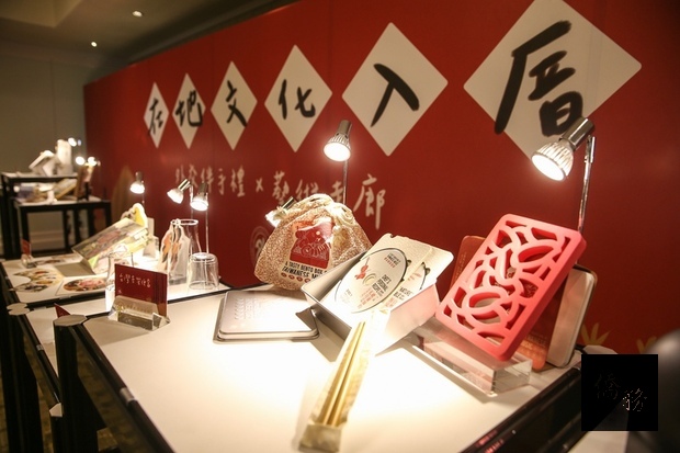 外交部5日舉行「在地文化入厝-外交伴手禮及藝術走廊亮相」記者會,現場展出各式融入台灣在地文化的伴手禮。(中央社提供)