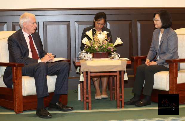 總統蔡英文（右）13日在總統府接見美國在台協會（AIT）主席莫健（James Moriarty）（左），指出台灣在國防安全議題上，會持續與美國合作，共同維護區域和平穩定。(中央社提供)
