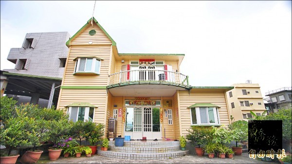 諾魯共和國駐台北名譽總領事館,現在遷移至枋寮鐵道藝術村旁,外觀及內裝就是仿造諾魯總統行館。