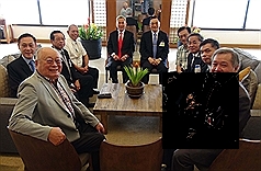 新任中華民國駐菲代表徐佩勇（後左）抵菲履新，與接機僑胞及台商在馬尼拉國際機場貴賓室合影。(中央社提供)