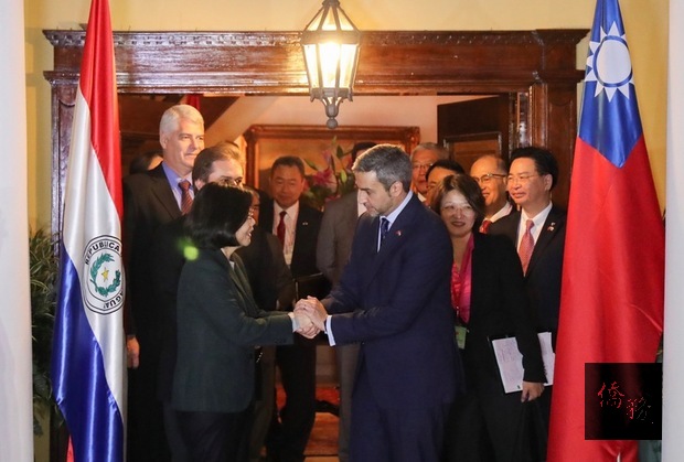 總統蔡英文（前左）出訪友邦，14日搭專機抵達巴拉圭亞松森市，當地時間下午在巴拉圭總統當選人阿布鐸（Mario Abdo Benitez）（前右）宅邸雙邊會談，會後兩人握手致意。（中央社提供）