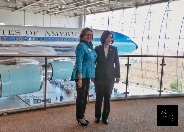 總統蔡英文（右）14日率團參訪美國雷根圖書館，與美國新墨西哥州州長馬婷妮（Susana Martinez）（左）會面。（中央社提供）