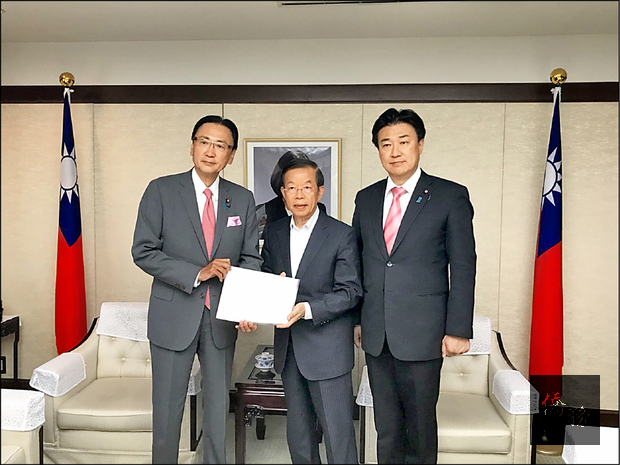 日華議員懇談會會長古屋圭司(左) 及事務局長木原稔(右),昨日拜會駐日代表謝長廷(中),交付挺台決議文。
