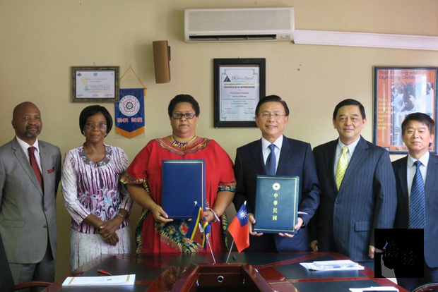 駐史瓦帝尼大使梁洪昇（右3）與史國教育暨訓練部長瑪布薩（左3）簽署獎學金瞭解備忘錄，儀式後雙方合影。（中央社提供）