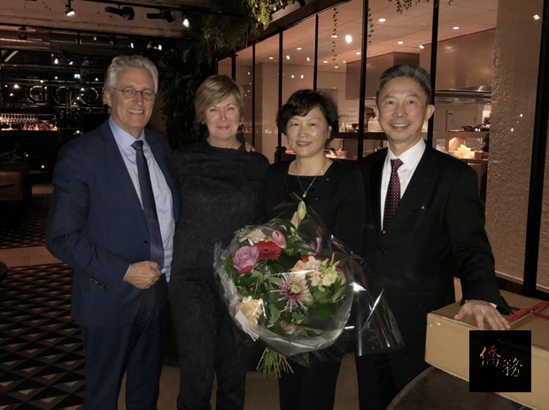 駐荷蘭代表周台竹(右)近日將離任回台,12月19日愛因霍芬市長佐瑞茨瑪夫婦歡送。