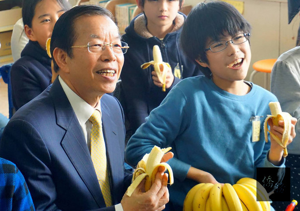 駐日代表謝長廷22日到日本海老市市立大谷小學出席贈送台灣香蕉儀式。會後被問到有媒體報導他與國安高層溝通不順一事，他說，與總統蔡英文溝通沒問題。（中央社提供）