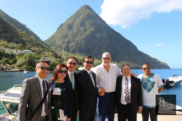 立法院長蘇嘉全代表總統蔡英文率團前往聖露西亞訪問
並出席露國獨立40週年紀念日活動，圓滿完成任務。談
及此行以特使身分出訪，蘇嘉全（中）指出，最感動的是聖露西亞總理查士納（Allen Chastanet）（右3）幾乎全程陪同，真誠而熱切的心意與作為令人點滴在心頭。