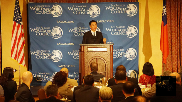 外交部長吳釗燮11日在洛杉磯市中心巴爾的摩千禧酒店（Millennium Biltmore Hotel）發表演講。主辦單位以「台灣外交部長」的頭銜稱呼，現場擺放美國與中華民國國旗。（中央社提供）